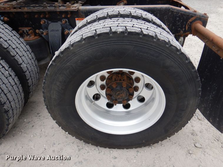 image for item DP5587 2009 Freightliner Columbia 120  semi truck