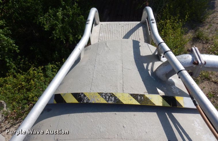 image for item DR0499 2007 Heil  pneumatic dry bulk trailer