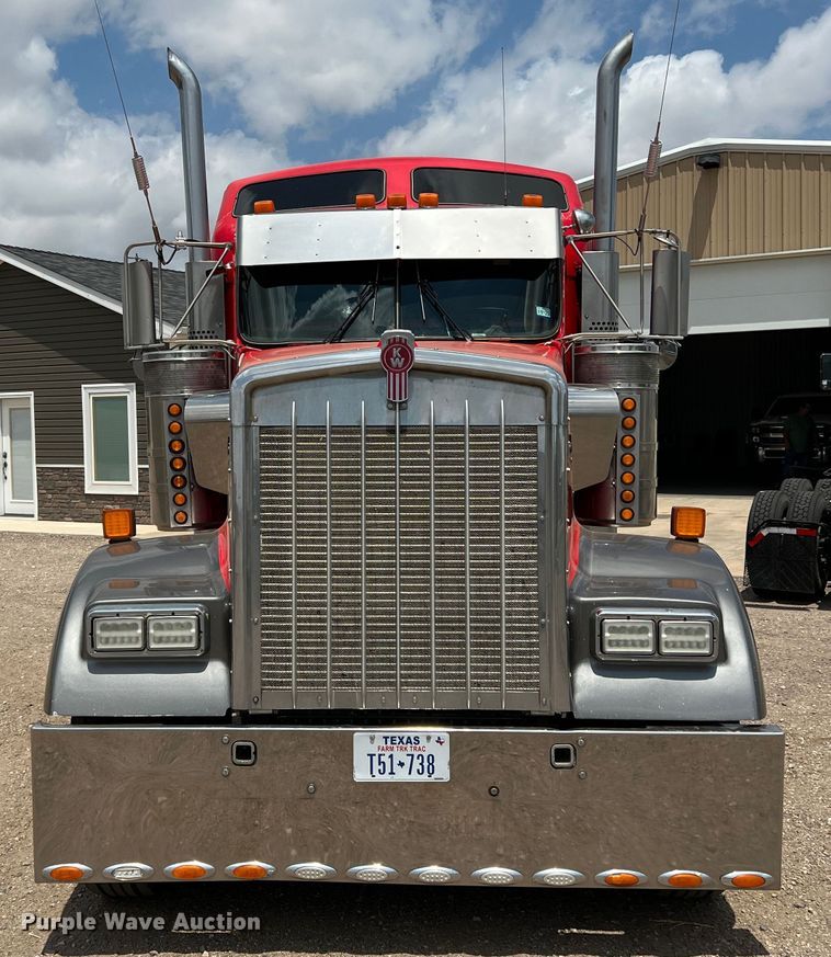 image for item DS8283 2002 Kenworth W900  semi truck