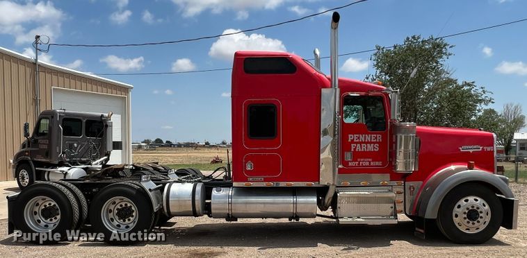 image for item DS8283 2002 Kenworth W900  semi truck