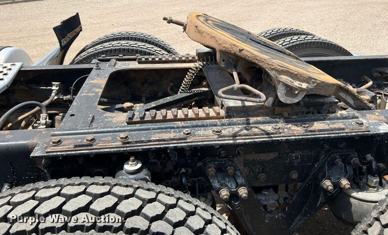 image for item DS8283 2002 Kenworth W900  semi truck