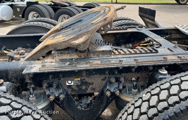 image for item DS8283 2002 Kenworth W900  semi truck