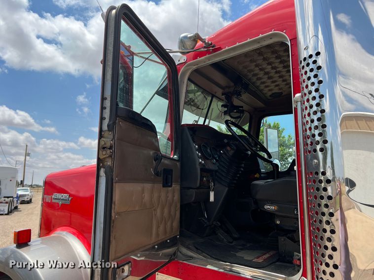 image for item DS8283 2002 Kenworth W900  semi truck