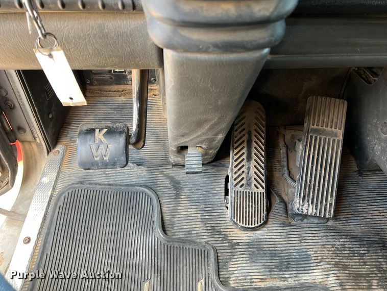 image for item DS8283 2002 Kenworth W900  semi truck