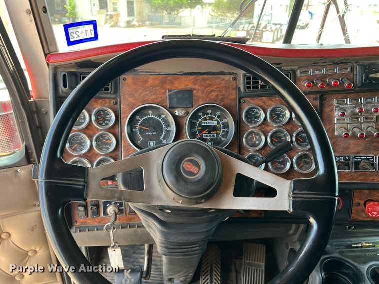 image for item DS8283 2002 Kenworth W900  semi truck