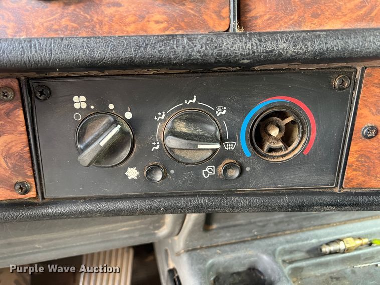 image for item DS8283 2002 Kenworth W900  semi truck