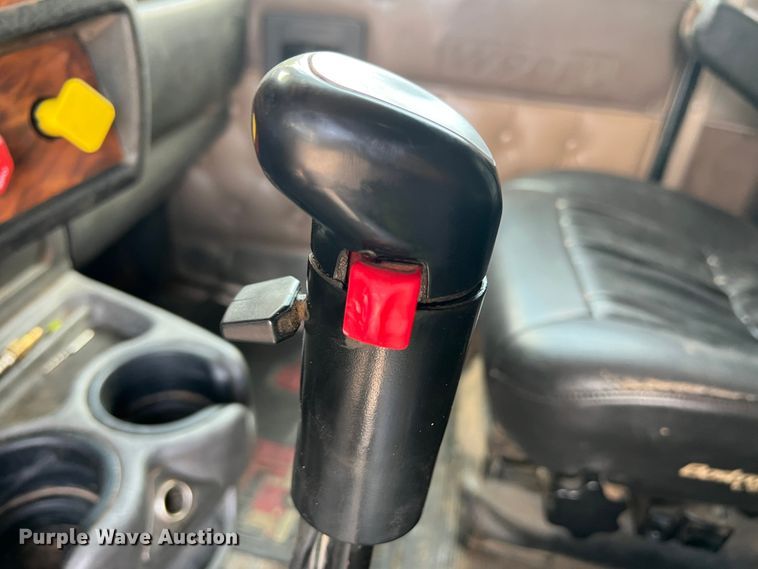 image for item DS8283 2002 Kenworth W900  semi truck