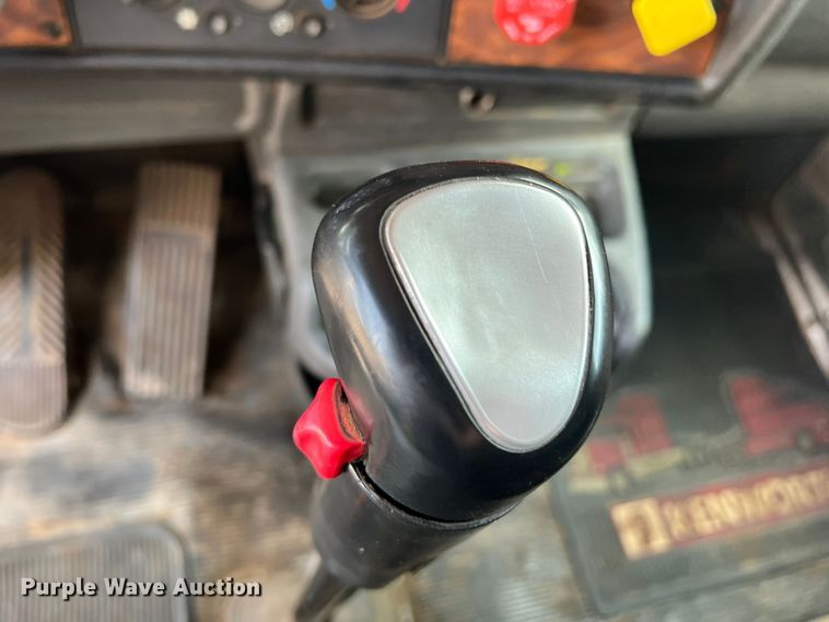 image for item DS8283 2002 Kenworth W900  semi truck