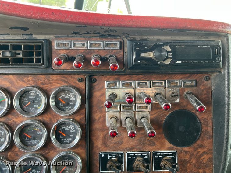 image for item DS8283 2002 Kenworth W900  semi truck