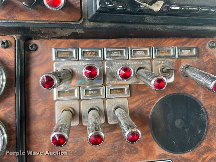 image for item DS8283 2002 Kenworth W900  semi truck