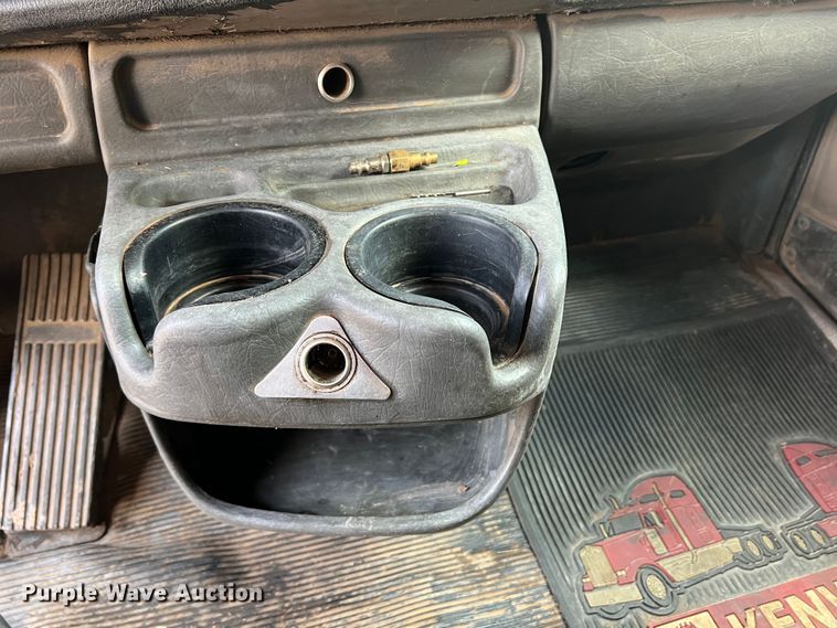 image for item DS8283 2002 Kenworth W900  semi truck