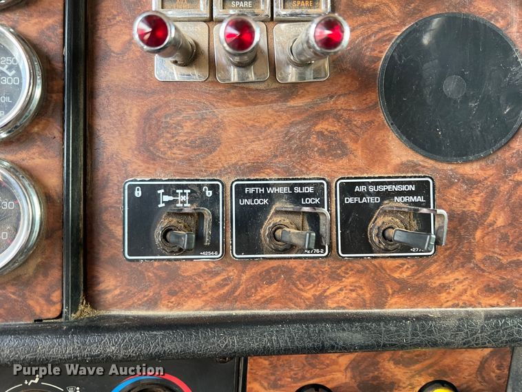 image for item DS8283 2002 Kenworth W900  semi truck