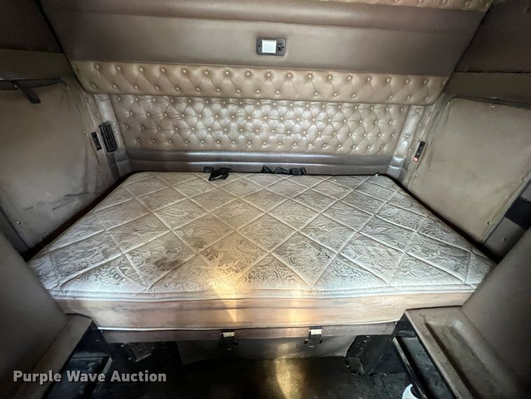 image for item DS8283 2002 Kenworth W900  semi truck