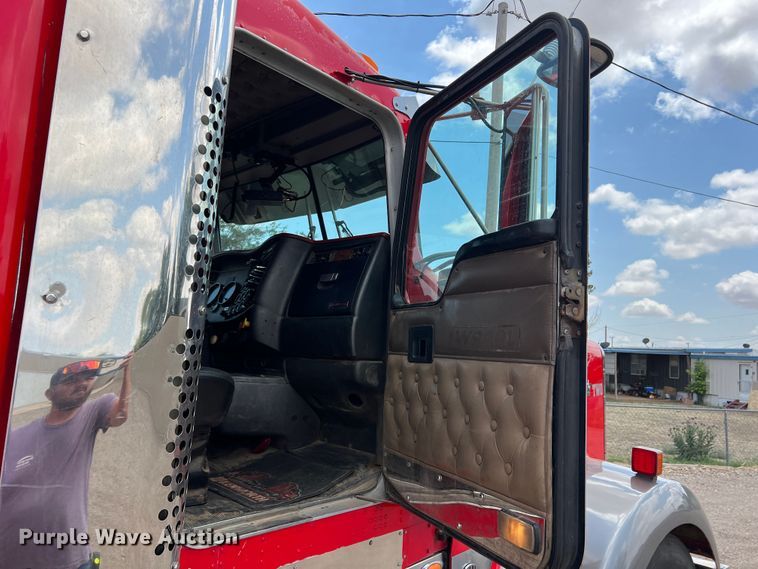 image for item DS8283 2002 Kenworth W900  semi truck