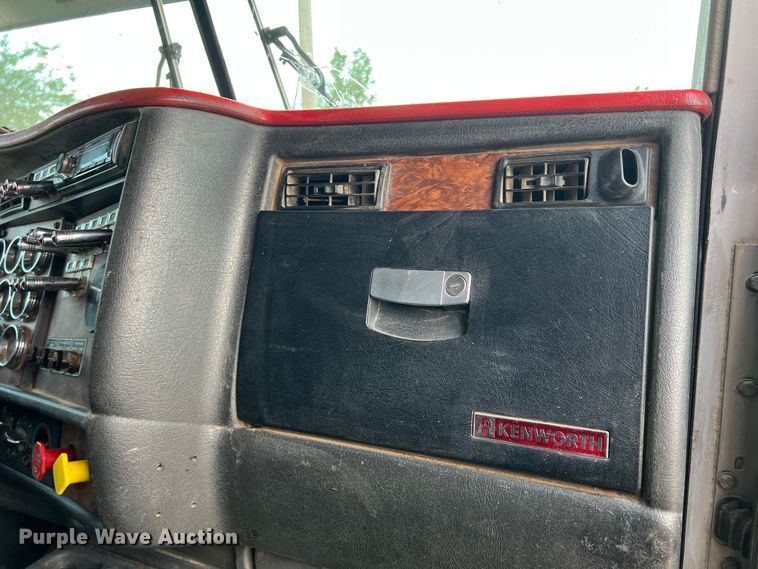 image for item DS8283 2002 Kenworth W900  semi truck