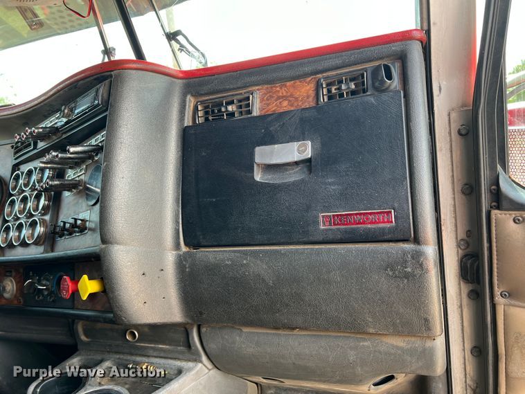 image for item DS8283 2002 Kenworth W900  semi truck