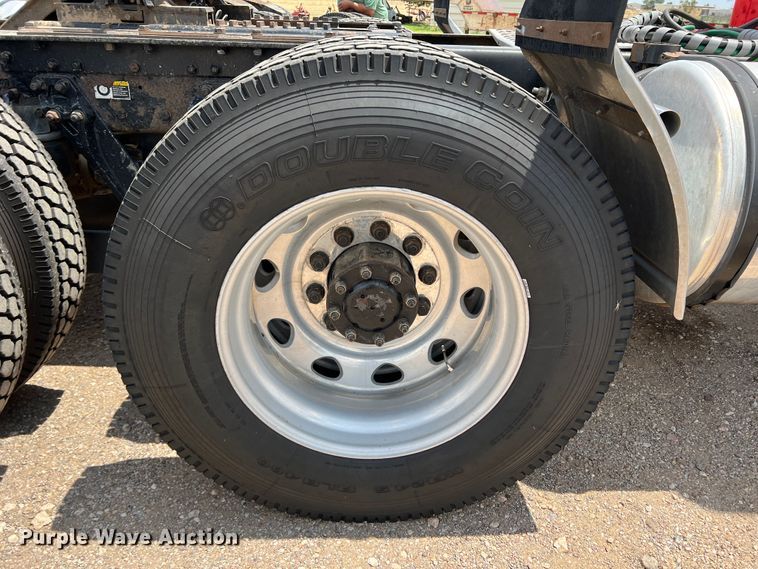 image for item DS8283 2002 Kenworth W900  semi truck