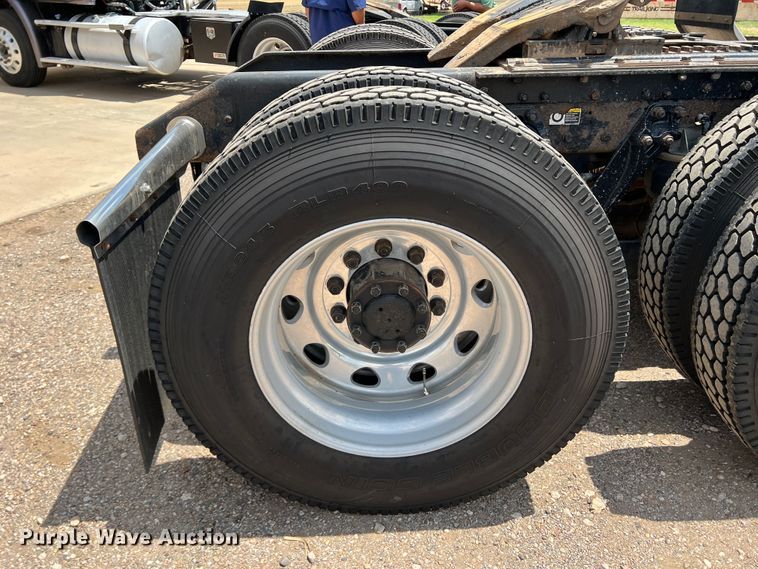 image for item DS8283 2002 Kenworth W900  semi truck