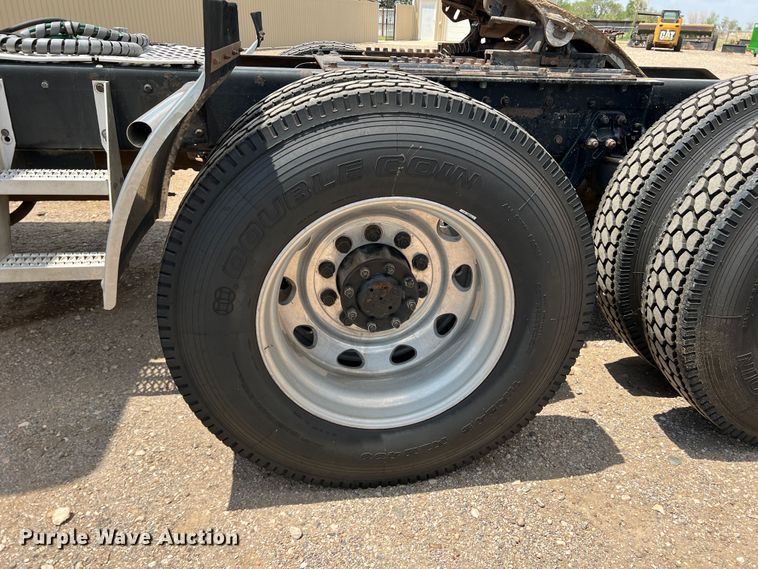 image for item DS8283 2002 Kenworth W900  semi truck