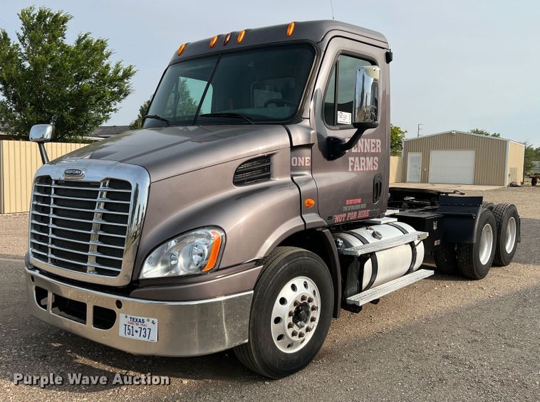 image for item DS8300 2012 Freightliner Cascadia  semi truck