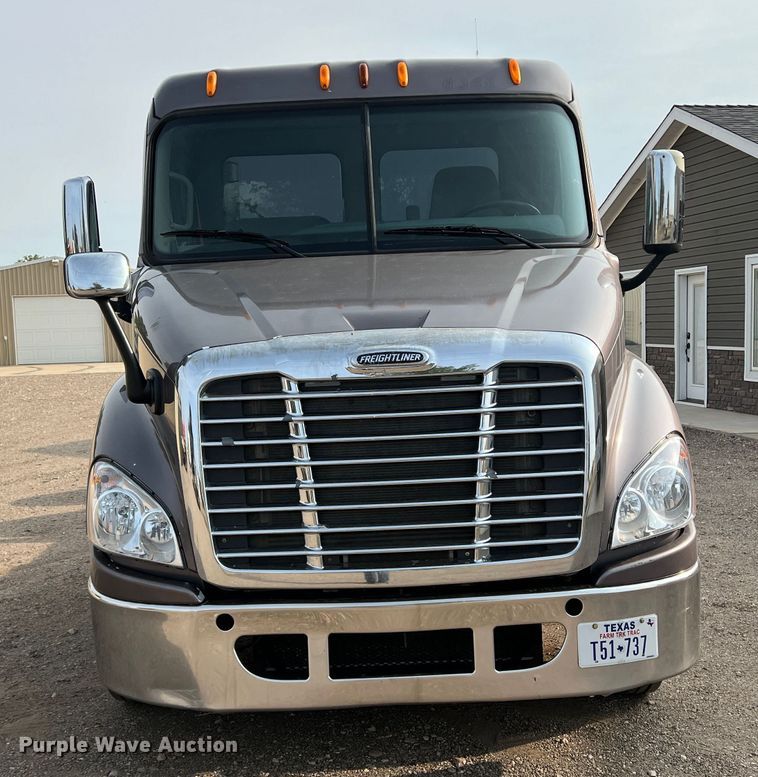 image for item DS8300 2012 Freightliner Cascadia  semi truck