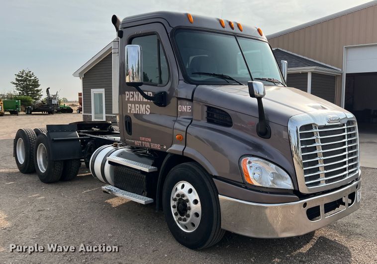 image for item DS8300 2012 Freightliner Cascadia  semi truck