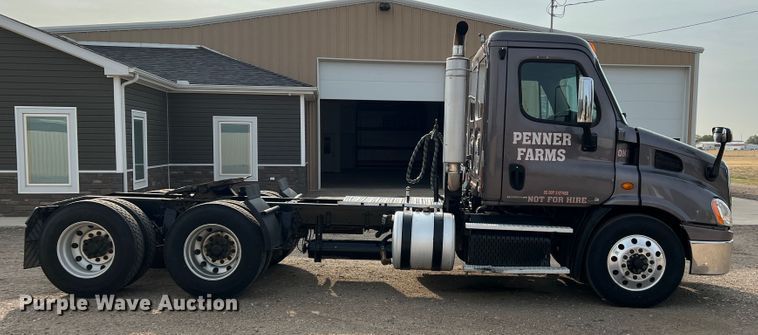 image for item DS8300 2012 Freightliner Cascadia  semi truck