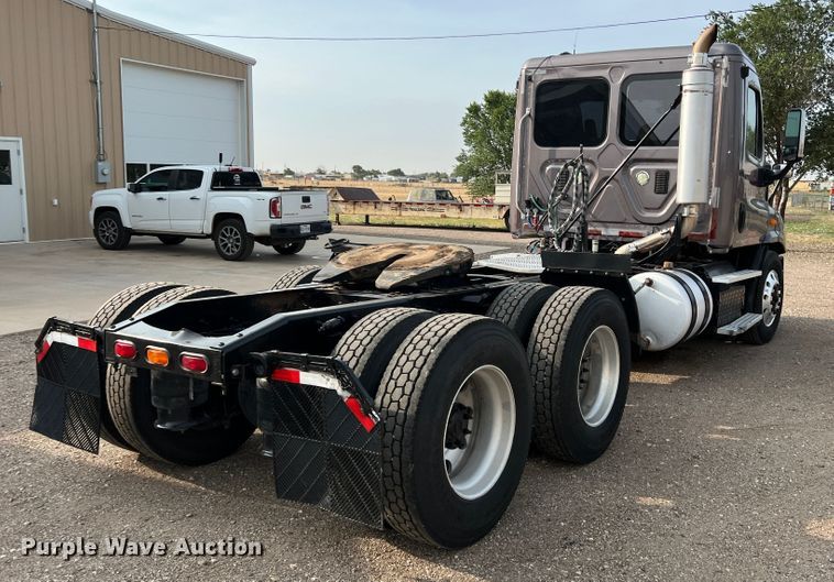 image for item DS8300 2012 Freightliner Cascadia  semi truck