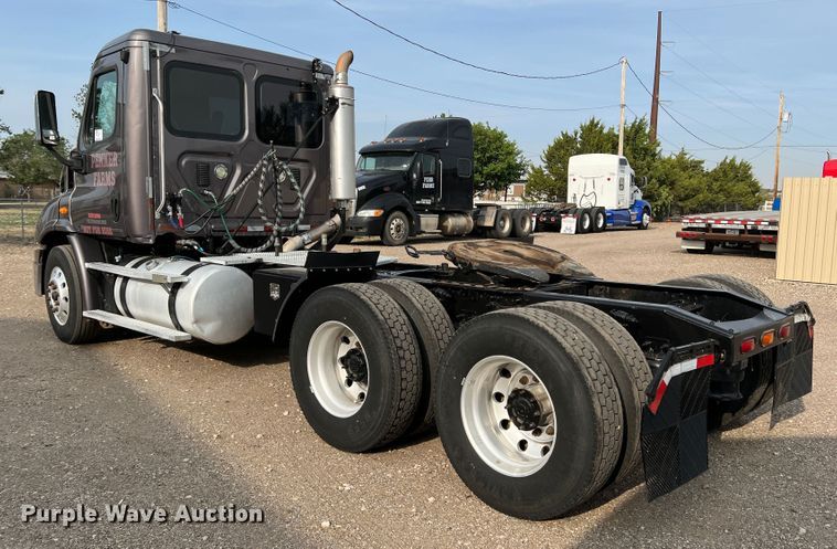 image for item DS8300 2012 Freightliner Cascadia  semi truck