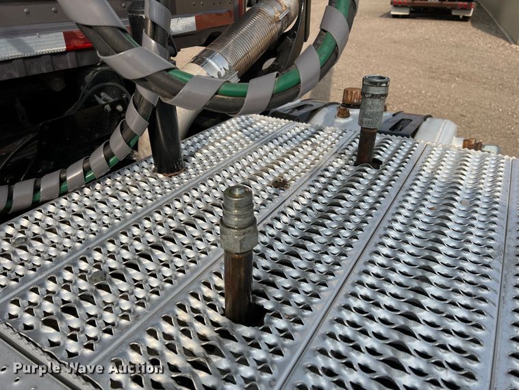 image for item DS8300 2012 Freightliner Cascadia  semi truck