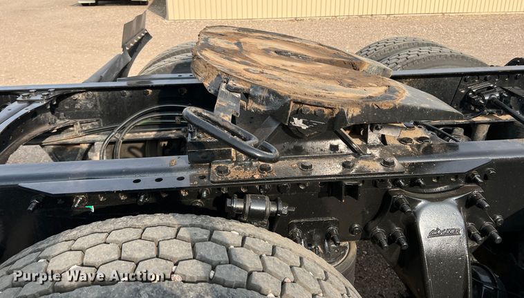 image for item DS8300 2012 Freightliner Cascadia  semi truck