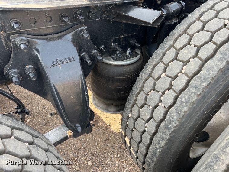 image for item DS8300 2012 Freightliner Cascadia  semi truck