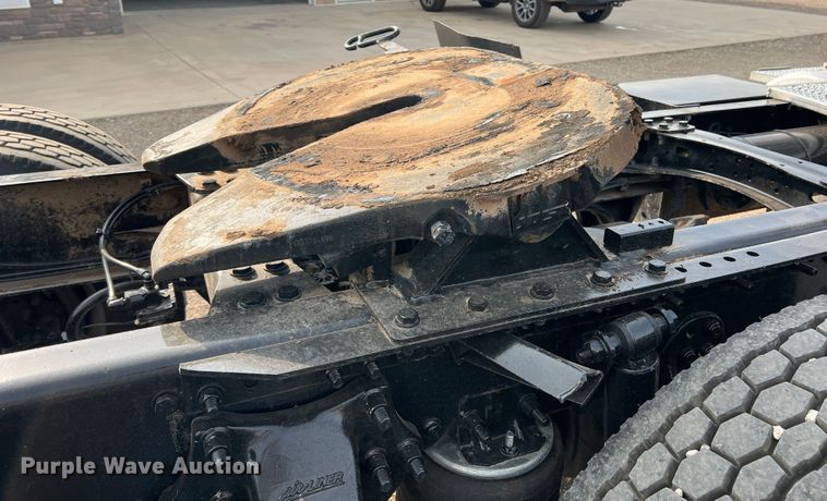 image for item DS8300 2012 Freightliner Cascadia  semi truck