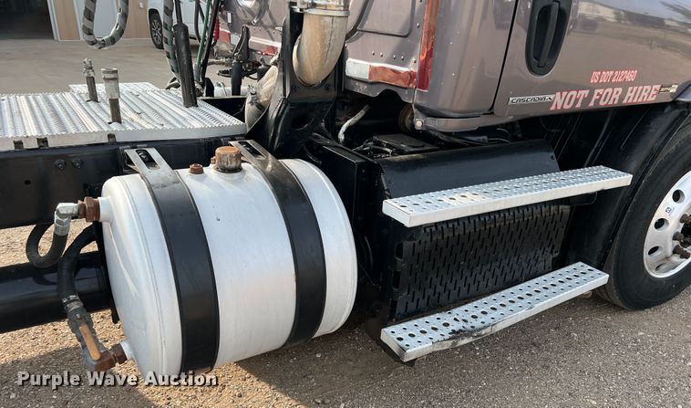 image for item DS8300 2012 Freightliner Cascadia  semi truck