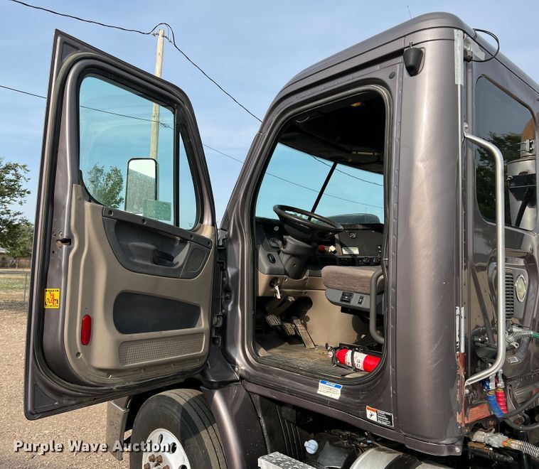 image for item DS8300 2012 Freightliner Cascadia  semi truck