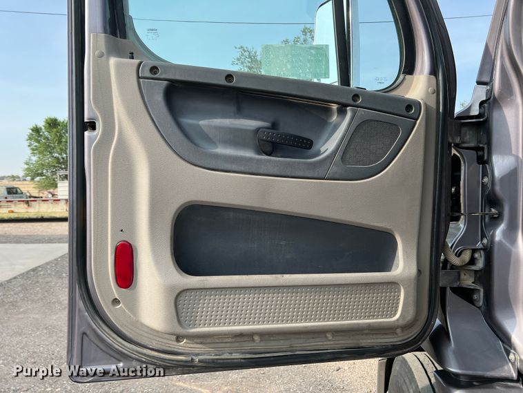 image for item DS8300 2012 Freightliner Cascadia  semi truck