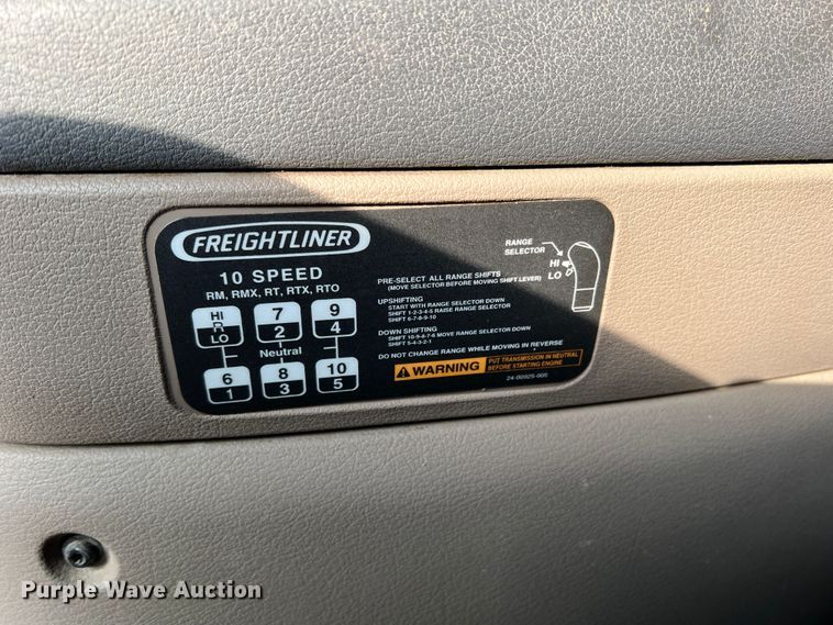 image for item DS8300 2012 Freightliner Cascadia  semi truck