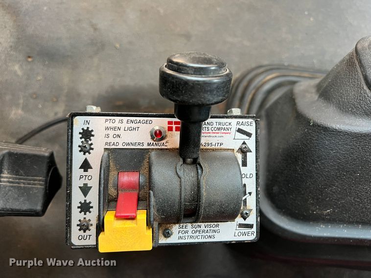 image for item DS8300 2012 Freightliner Cascadia  semi truck