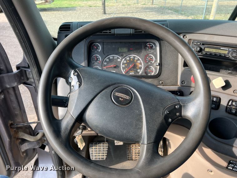 image for item DS8300 2012 Freightliner Cascadia  semi truck