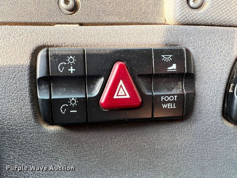 image for item DS8300 2012 Freightliner Cascadia  semi truck