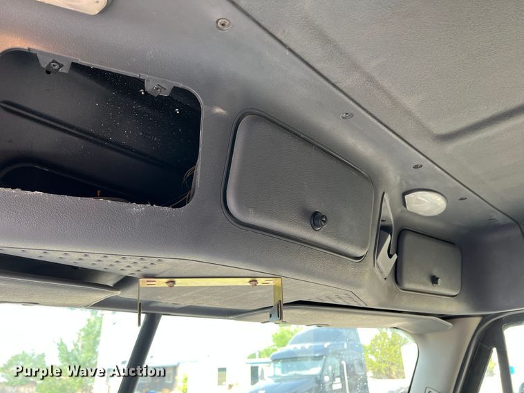 image for item DS8300 2012 Freightliner Cascadia  semi truck