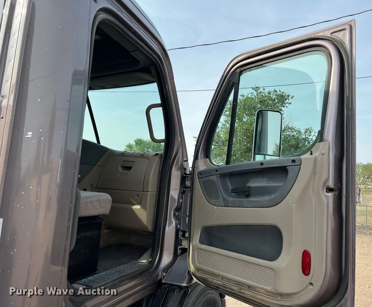 image for item DS8300 2012 Freightliner Cascadia  semi truck