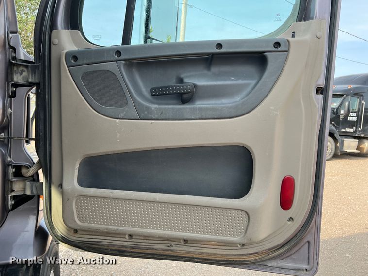 image for item DS8300 2012 Freightliner Cascadia  semi truck