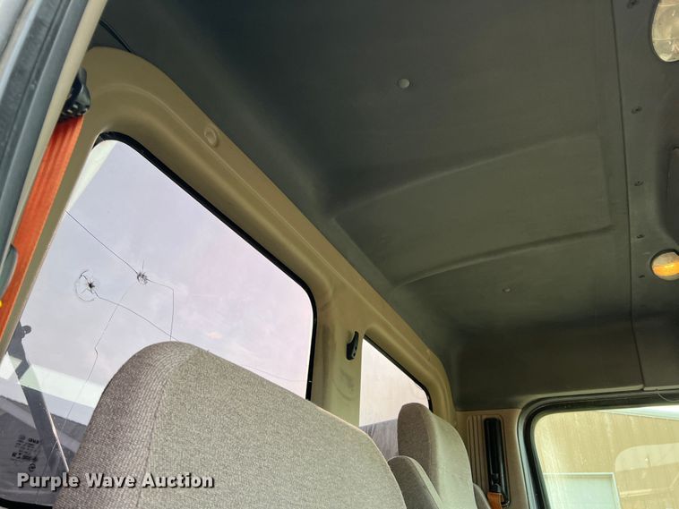 image for item DS8300 2012 Freightliner Cascadia  semi truck