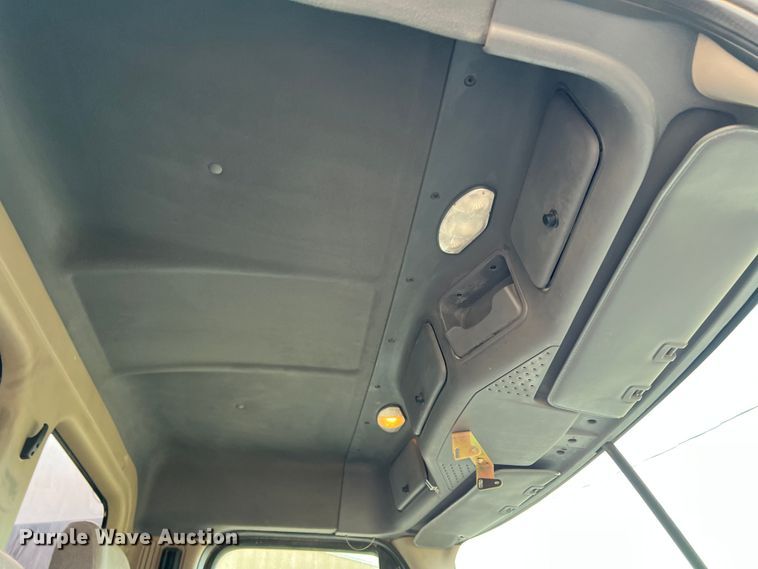 image for item DS8300 2012 Freightliner Cascadia  semi truck