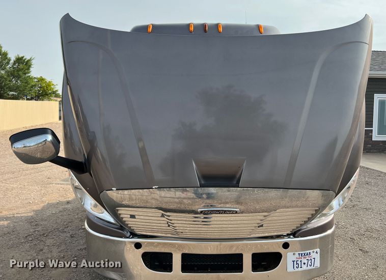 image for item DS8300 2012 Freightliner Cascadia  semi truck