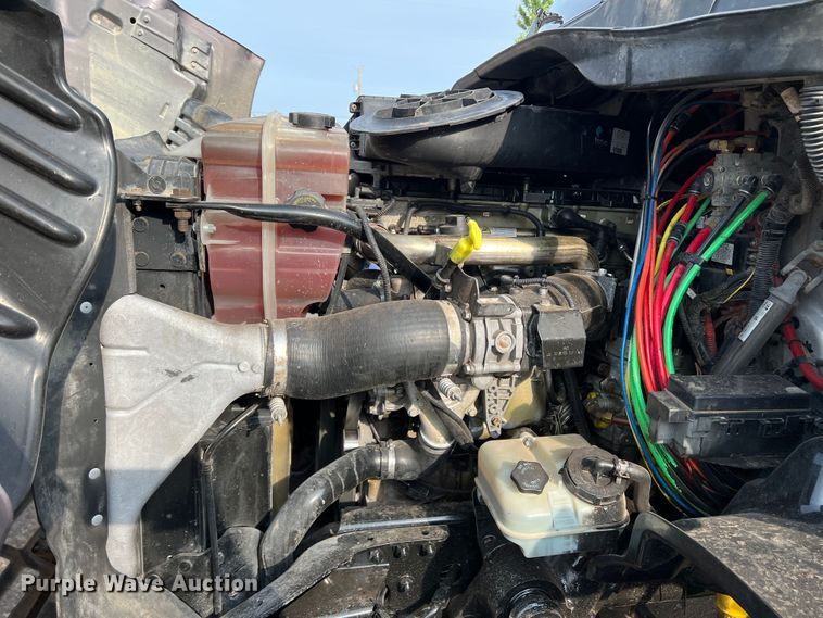 image for item DS8300 2012 Freightliner Cascadia  semi truck