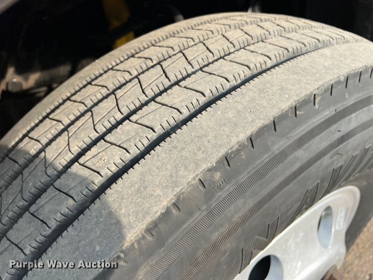 image for item DS8300 2012 Freightliner Cascadia  semi truck