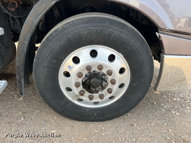 image for item DS8300 2012 Freightliner Cascadia  semi truck