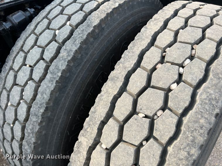 image for item DS8300 2012 Freightliner Cascadia  semi truck